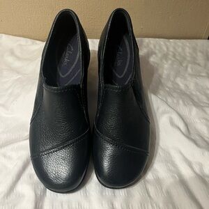 Dark navy blue Clarks In Motion Slip On Shoes 10 10M EUC, fits like 10.5 or 11
